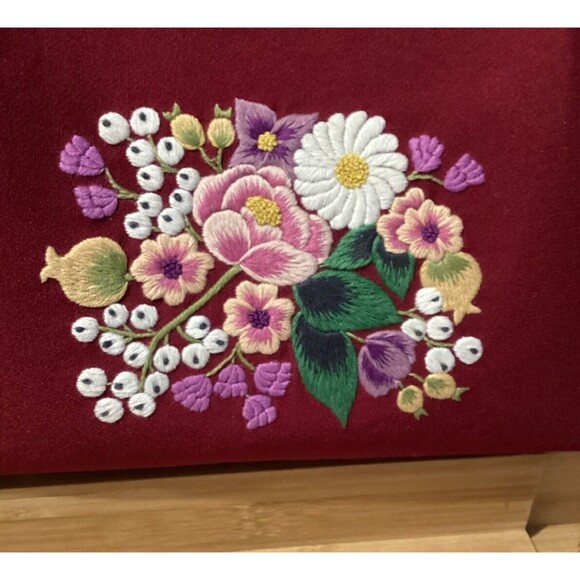 Beautiful Floral Embroidered Burgundy Crossbody / Handbag Chain Strap Kiss Lock - Picture 2 of 11